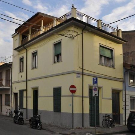 Altido Apt For 8 With Huge Terrace In Old Town Of Viareggio Esterno foto