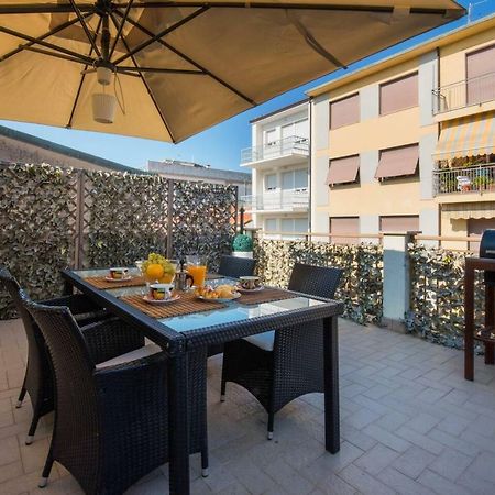 Altido Apt For 8 With Huge Terrace In Old Town Of Viareggio Esterno foto