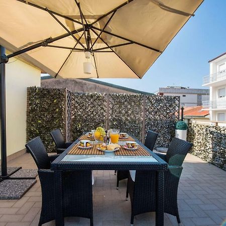 Altido Apt For 8 With Huge Terrace In Old Town Of Viareggio Esterno foto