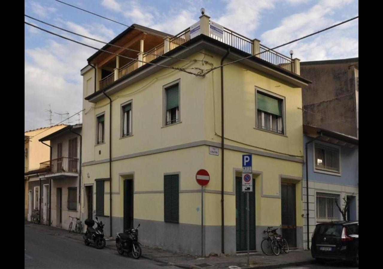 Altido Apt For 8 With Huge Terrace In Old Town Of Viareggio Esterno foto