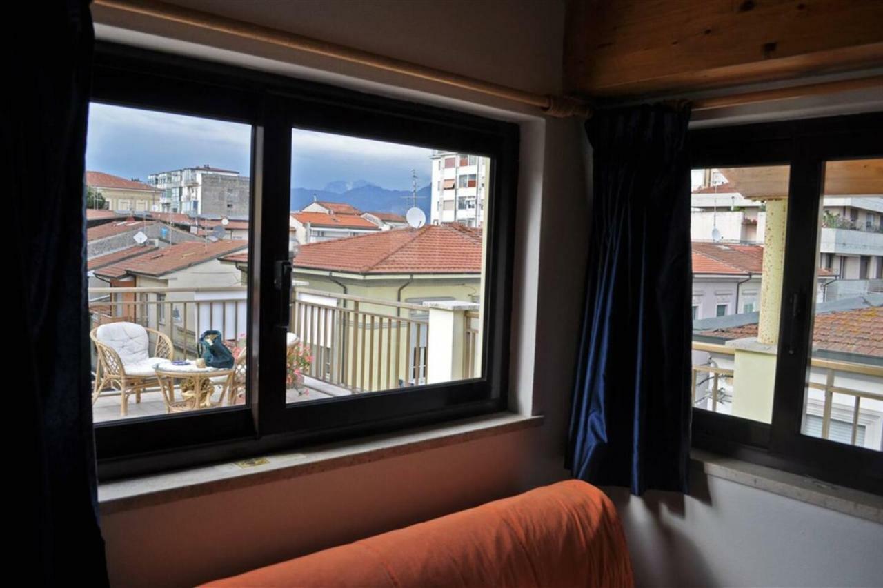 Altido Apt For 8 With Huge Terrace In Old Town Of Viareggio Esterno foto