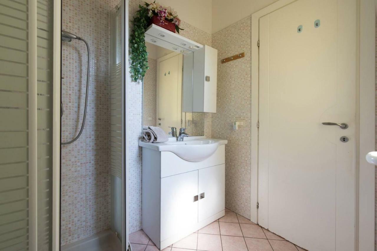 Altido Apt For 8 With Huge Terrace In Old Town Of Viareggio Esterno foto