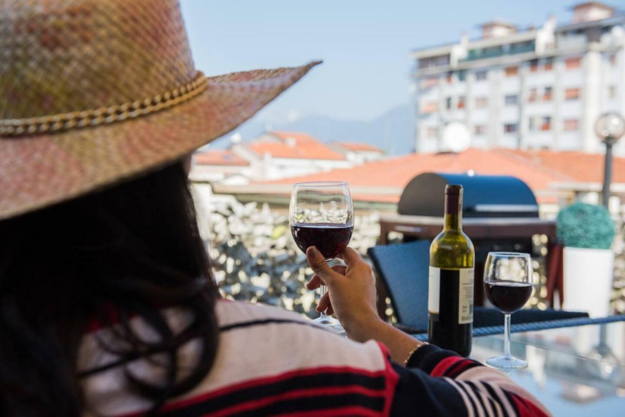 Altido Apt For 8 With Huge Terrace In Old Town Of Viareggio Esterno foto