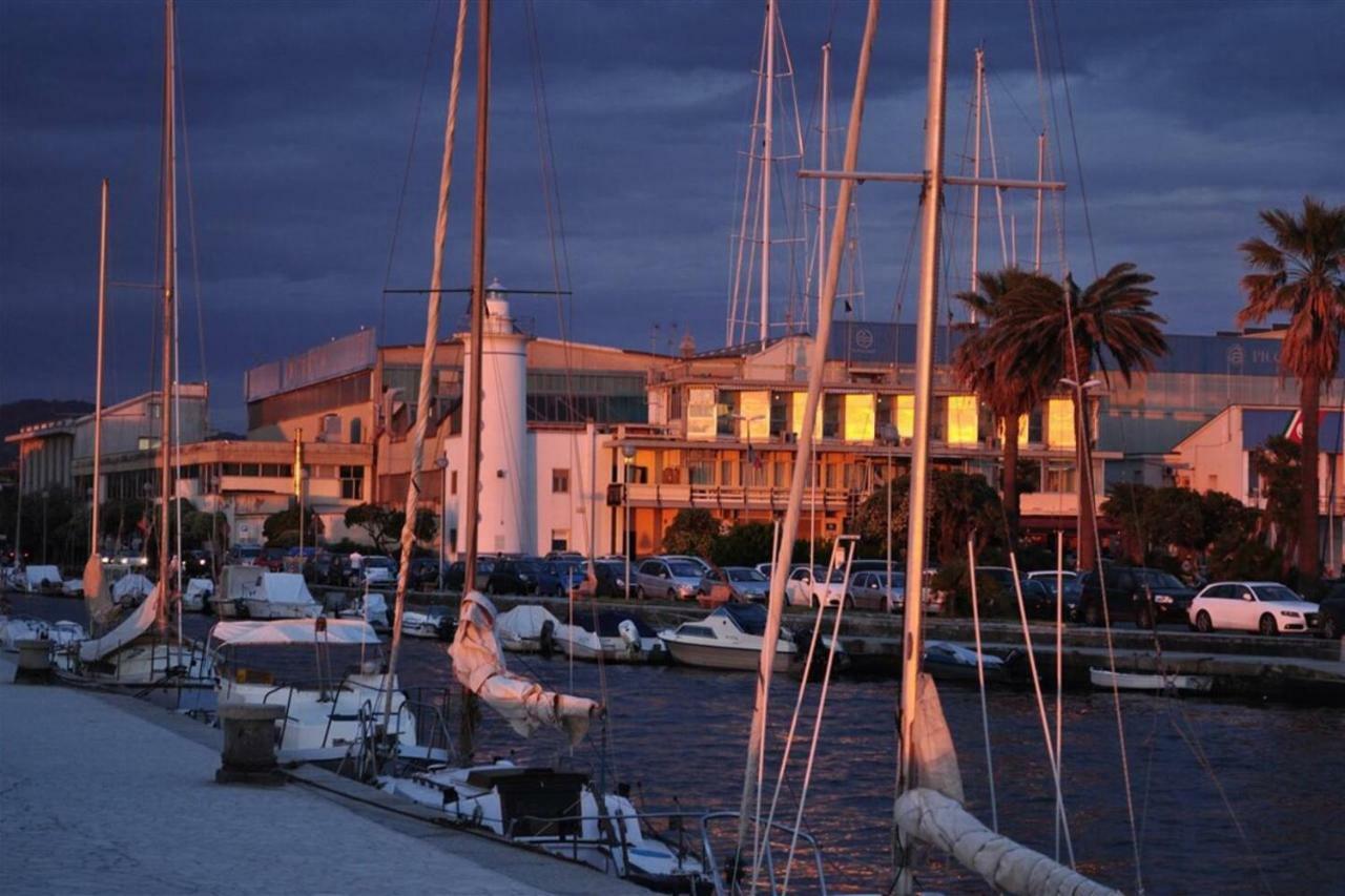 Altido Apt For 8 With Huge Terrace In Old Town Of Viareggio Esterno foto