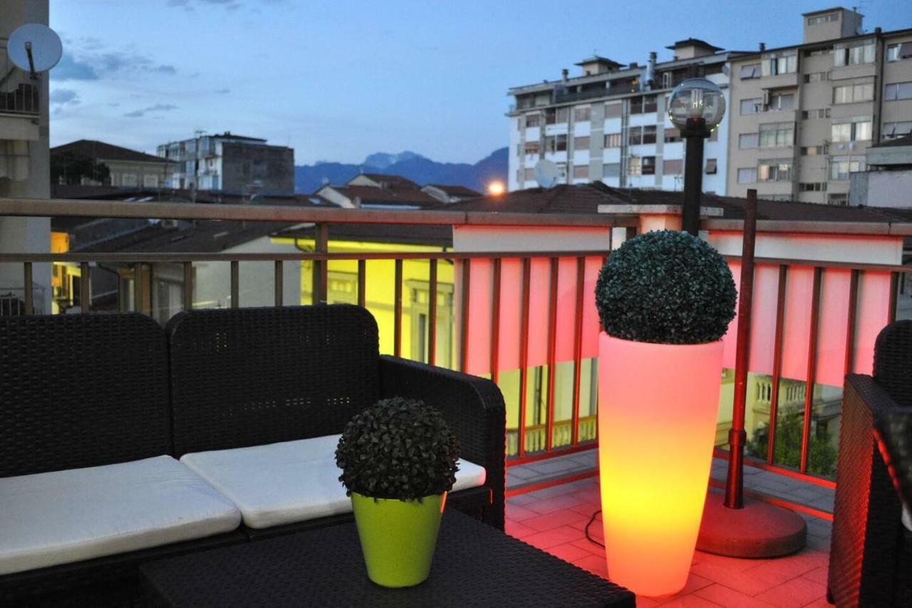 Altido Apt For 8 With Huge Terrace In Old Town Of Viareggio Esterno foto